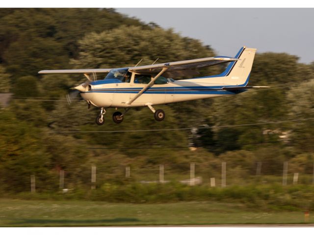 Cessna Skyhawk (N62104) - Touch & go runway 35.