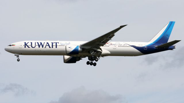 Boeing 777-200 (9K-AOH)