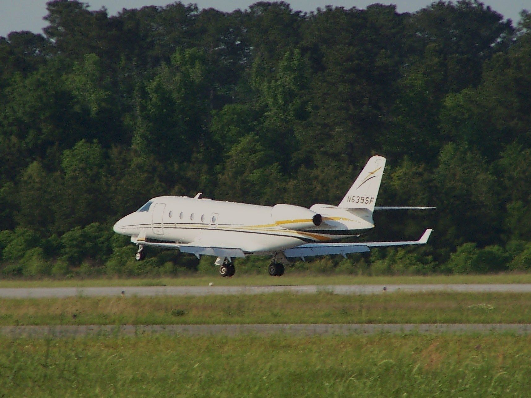 IAI Gulfstream G150 (N639SF) - Right before touchdown in LUL