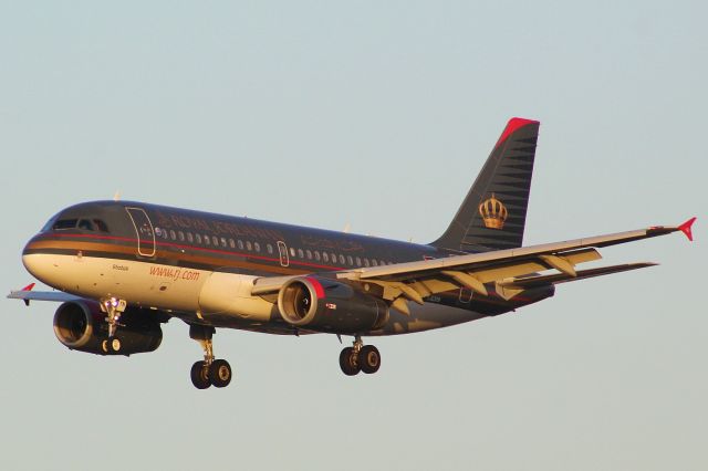 Airbus A319 (JY-AYN) - A Royal Jordanian A319 on final approach into LHR, landing on runway 27L.br /br /Location: Great South West Road.br /Date: 20.12.22 (dd/mm/yy).