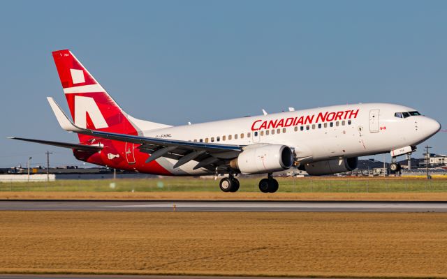 Boeing 737-700 (C-FHNL)