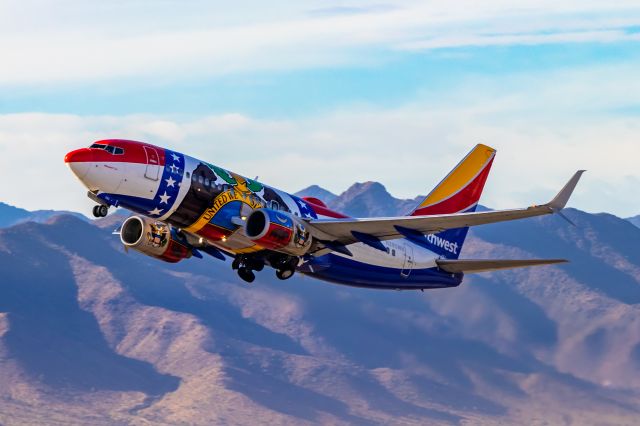 Boeing 737-700 (N280WN) - Southwest Airlines 737-700 in Missouri One special livery taking off from PHX on 11/28/22. Taken with a Canon 850D and Tamron 70-200 G2 lens.