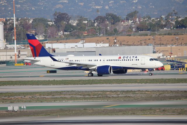 Airbus A220-300 (N324DU)