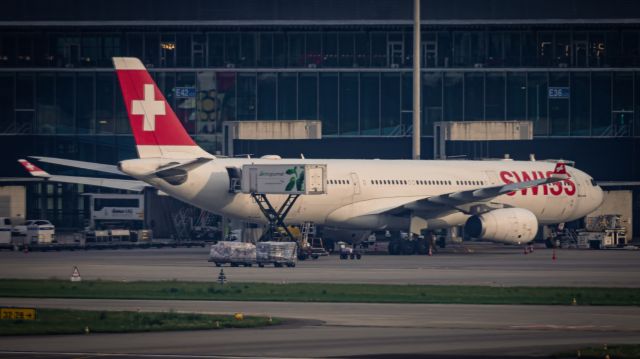 Airbus A330-300 (HB-JHK)