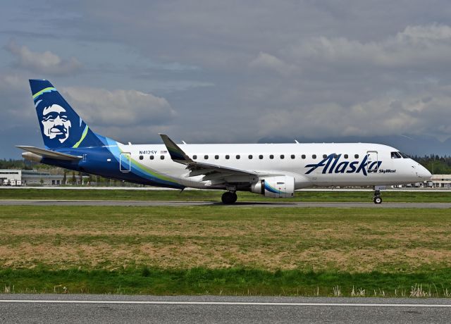 Embraer 175 (N412SY)
