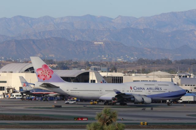 Boeing 747-400 (B-18207)