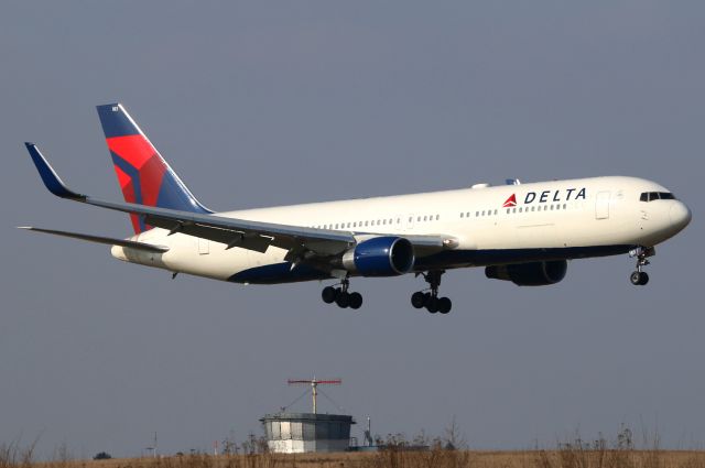 BOEING 767-300 (N183DN)