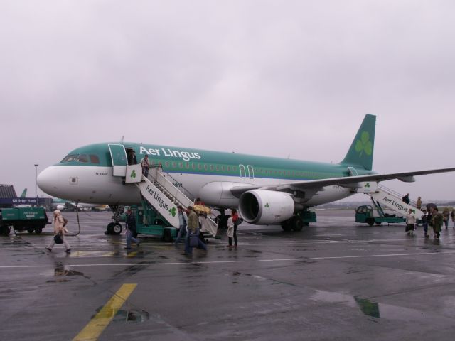 EI-DEJ — - Ankunft in DUB am 20.04.2008. Auf dem Weg zum Terminal nochmal umgedreht für ein schnelles Foto meiner A320-200, bevor es dann weitergeht. Hier muß man die Fotos schnell machen, die Security-Leute, die hier in gelben Westen herumstehen, blocken das immer ab, fast so streng wie in Windhoek.
