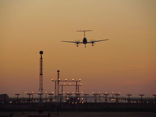 Beechcraft Super King Air 200 — - King Air 200 on final.