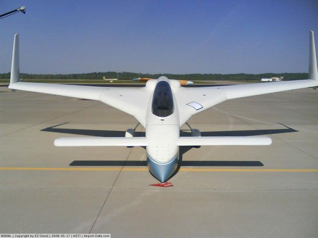 Experimental 100kts-200kts (N58WL) - 1985 Long-EZ, 2 place composite Experimental aircraft, Lyc O-235-L2C engine, parked in self-chalking position.