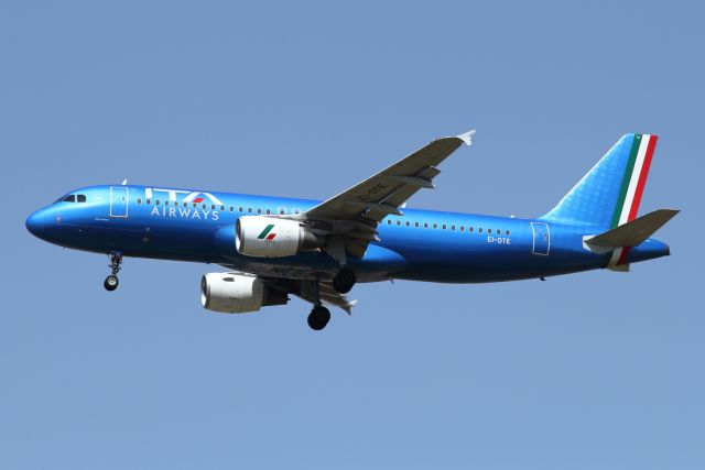 Airbus A320 (EI-DTE) - 22/04/2023:br /Flight from Rome (FCO) on final to runway 30.