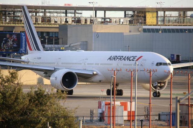 BOEING 777-300ER (F-GSQM)