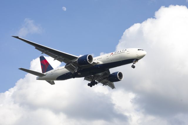 Boeing 777-200 (N705DN) - Coming in for an early evening landing at Hartsfield-Jackson