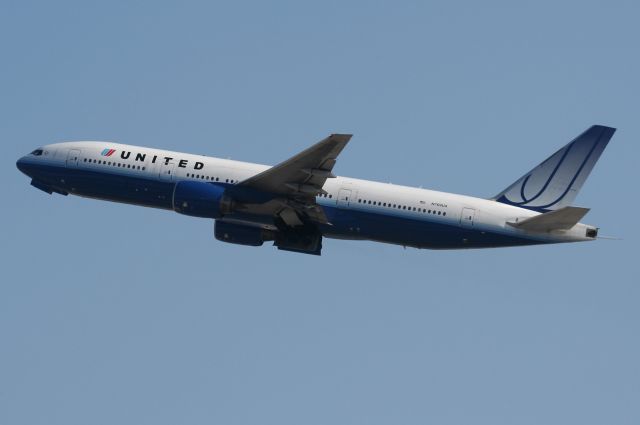 Boeing 777-200 (N768UA)