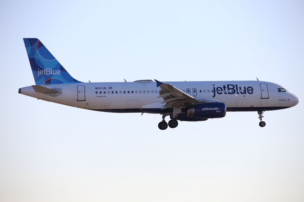 Airbus A320 (N637JB)