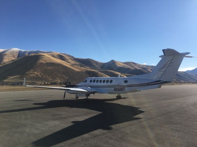 Beechcraft Super King Air 300 (N888HT)