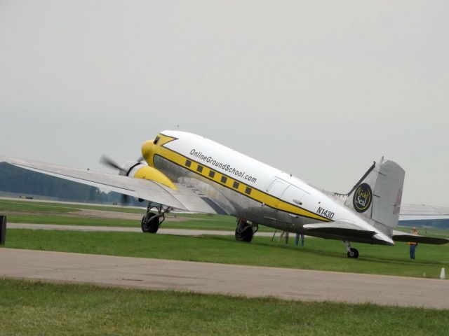 Douglas DC-3 (N143D)