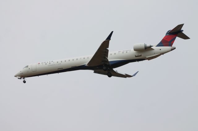 Canadair Regional Jet CRJ-900 (N336PQ)