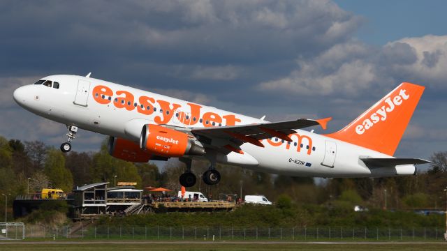 Airbus A319 (G-EZIR)