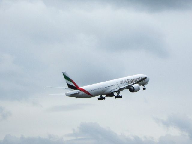 Boeing 777-200 (A6-ECE)