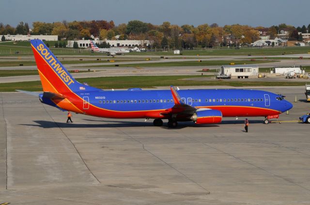 Boeing 737-800 (N8321D)