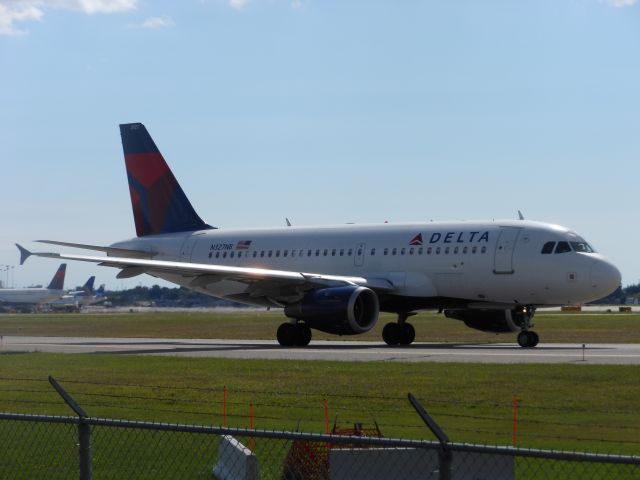 Airbus A319 (N327NB)