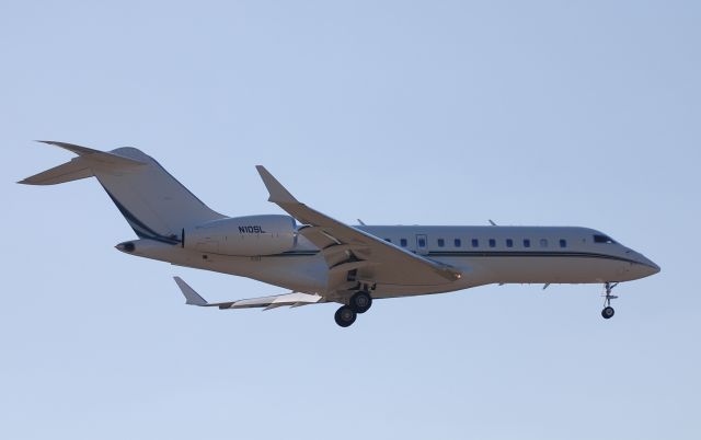 Bombardier Global Express (N10SL) - Michael Eisners Global Ex on short final upon arrival from KVNY.