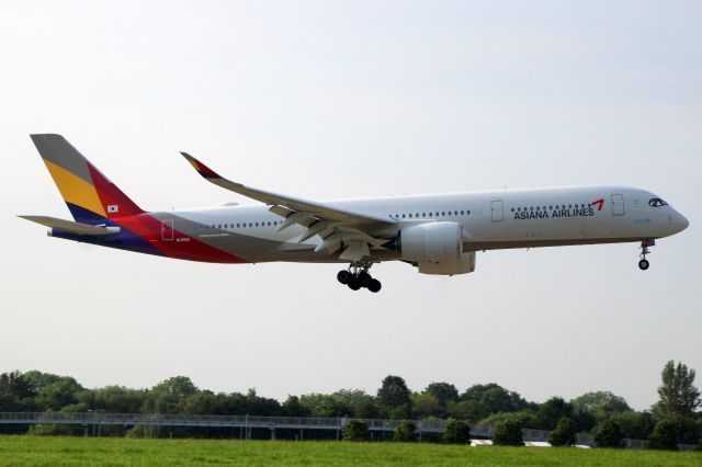 Airbus A350-900 (HL8521) - On short finals for rwy 09L on 18-May-24 operating flight AAR521 from RKSI.