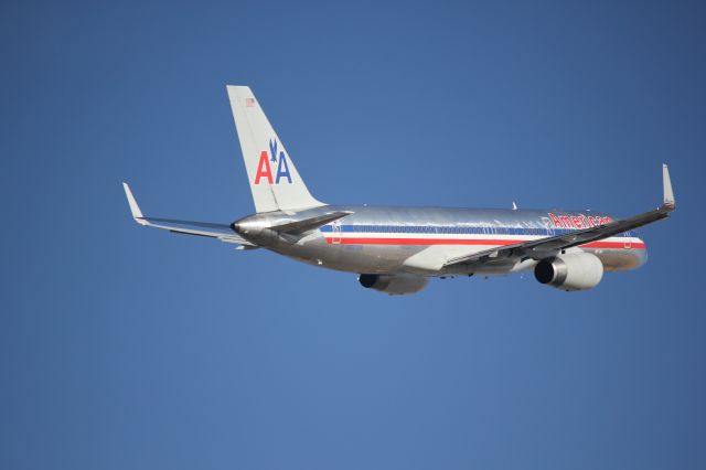 Boeing 757-200 (N621AM) - Departing 34R.