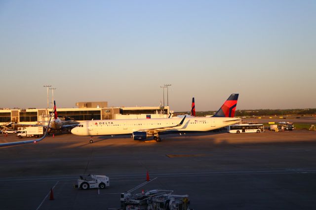 Airbus A321 (N373DX) - 4/18/22 taxiing in to Concourse A