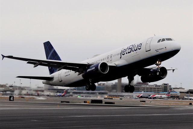 Airbus A320 (N565JB) - Runway Niner launch 