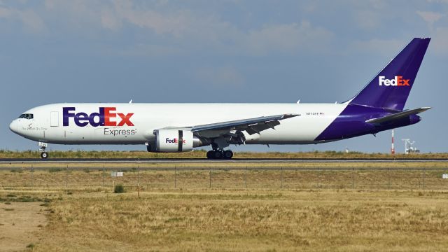 BOEING 767-300 (N174FE)