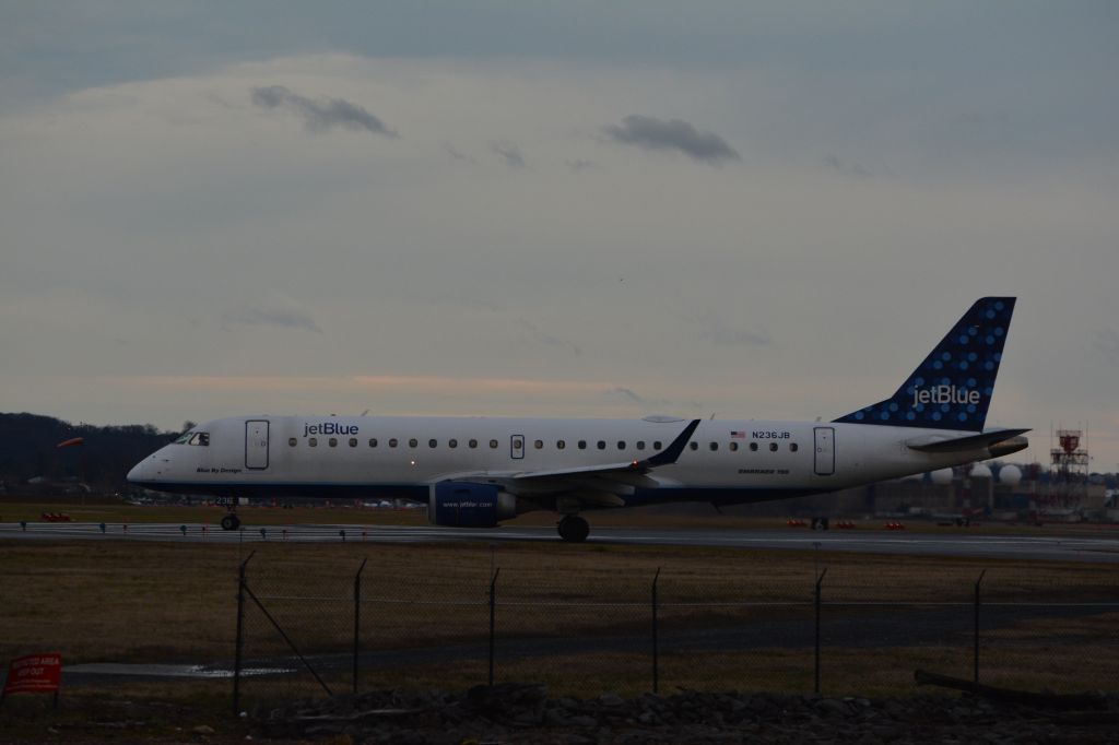 Embraer ERJ-190 (N236JB)