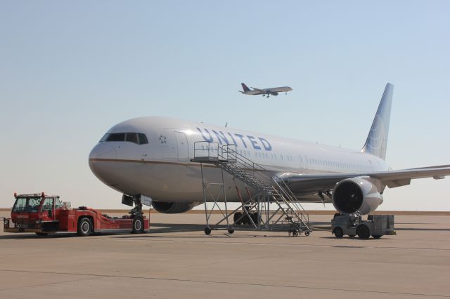 BOEING 767-300 (N670UA)