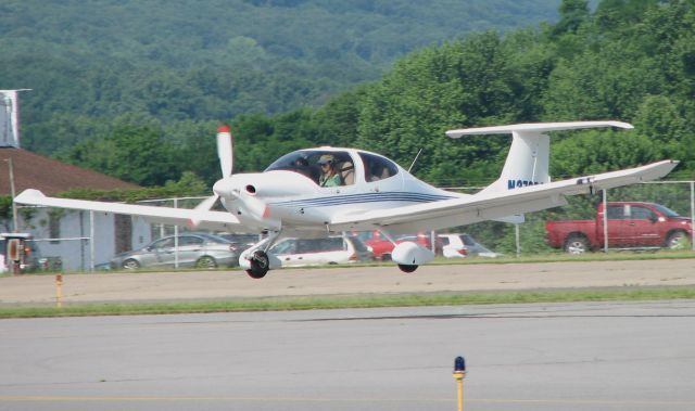 Diamond Star (N278DS) - Landing at the 2009 WRAP Fly-In