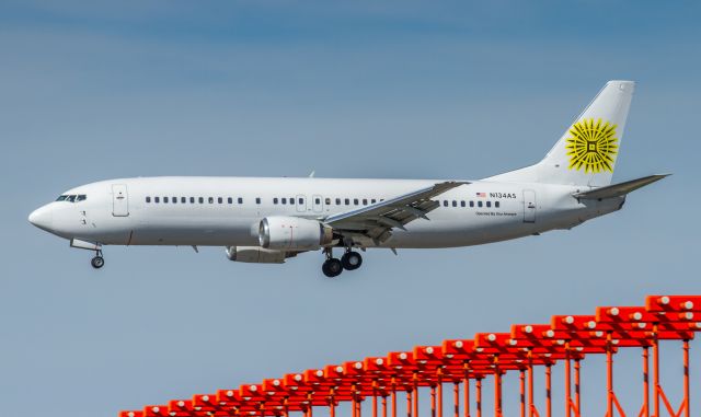 BOEING 737-400 (N134AS)