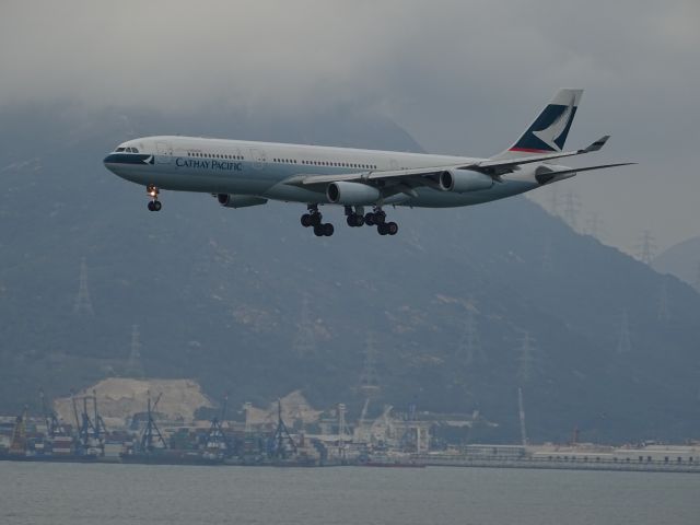 Airbus A340-300 (B-HXD)