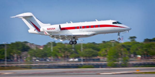 Bombardier Challenger 300 (N955H)