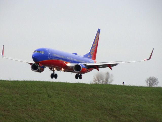 Boeing 737-800 (N8608N)