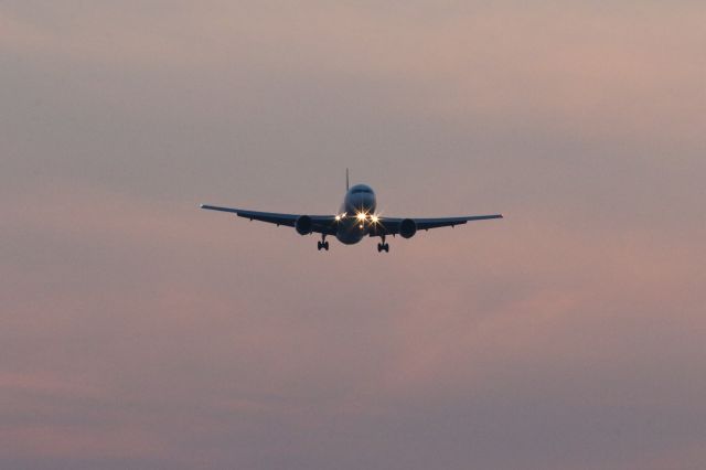 BOEING 767-300 (JA659J) - 29 May 2015:HND-HKD