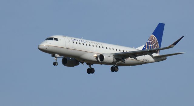 Embraer 175 (N743YX) - On final is this 2017 United Airlines Express Embraer 170-200LR from the Autumn of 2020.