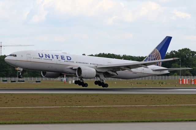 Boeing 777-200 (N798UA)