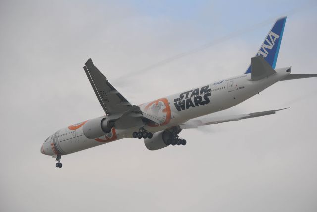 BOEING 777-300 (JA789A) - 4/14/2016: ANAs Star Wars BB8 Boeing 777-381ER arriving at KIAH. 