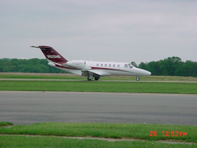 Cessna Citation CJ1 (N525HD) - Taxiing on rwy 09 on 4/26/10