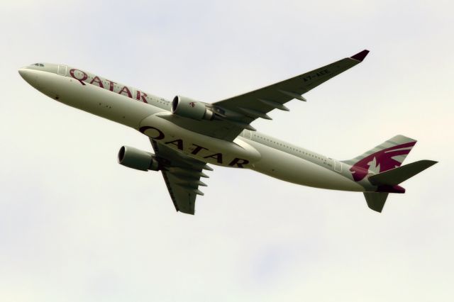Airbus A330-300 (A7-AEE) - 29/JUNE/2012