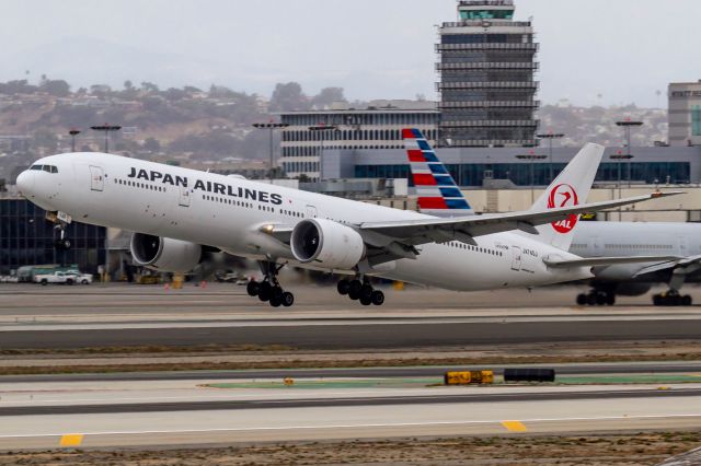 BOEING 777-300ER (JA740J)