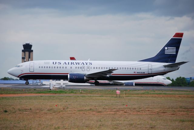 BOEING 737-400 (N453UW) - In position 18L - 4/8/10