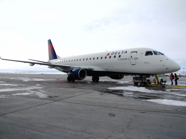 Embraer 175 (N623CZ)