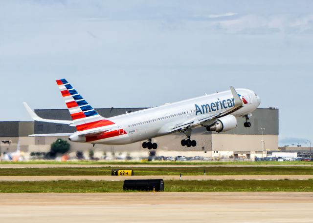 BOEING 767-300 (N349AN)