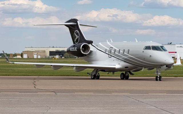 Bombardier Challenger 300 (N320JE)